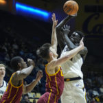 
              California forward Kuany Kuany, right, shoots the ball over Southern California guard Drew Peterson, middle, during the first half of an NCAA college basketball game in Berkeley, Calif., Wednesday, Nov. 30, 2022. (AP Photo/Godofredo A. Vásquez)
            