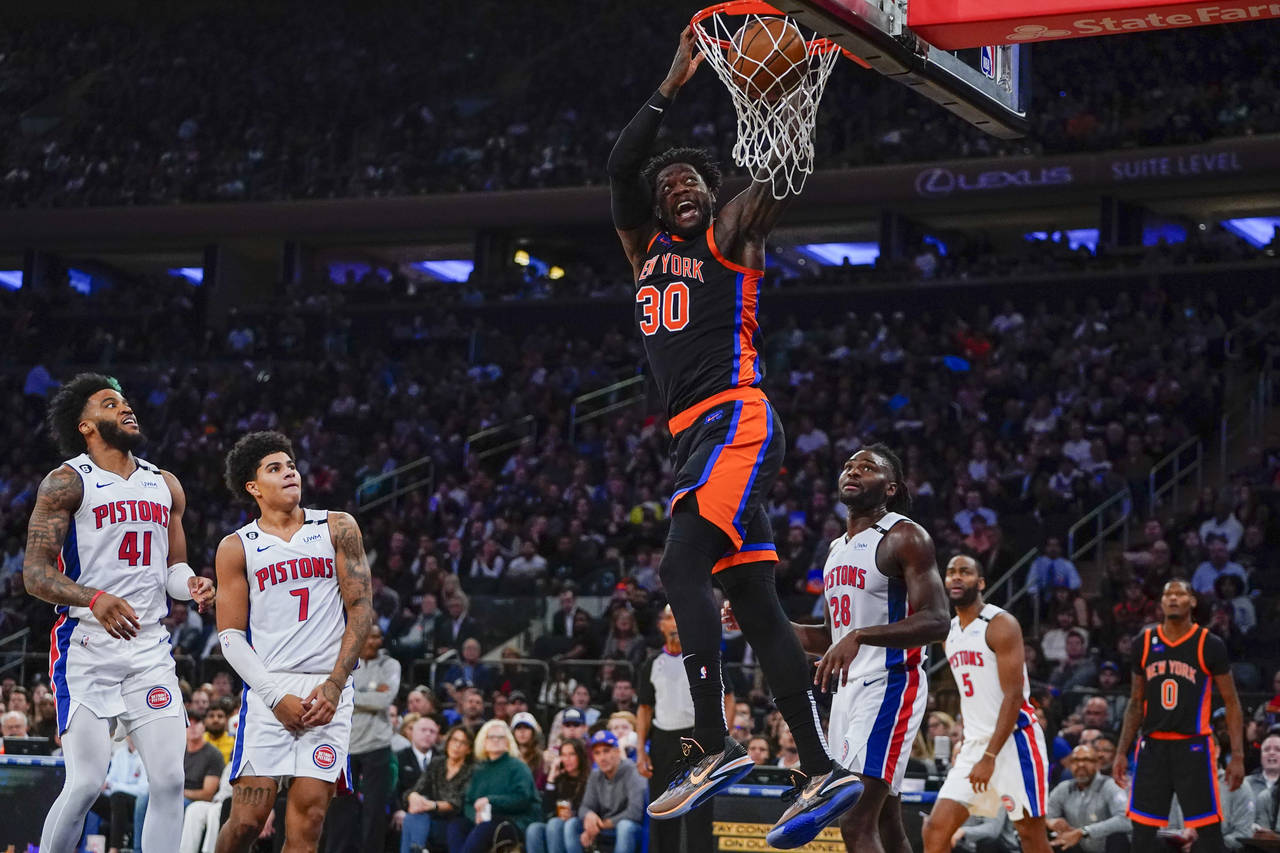 New York Knicks' Julius Randle (30) dunks in front of Detroit Pistons' Isaiah Stewart (28) during t...