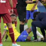 
              El delantero brasileño Neymar recibe tratamiento durante el partido contra Serbia por el Grupo G del Mundial, el jueves 24 de noviembre, en Lusail, Qatar. (AP Foto/Andre Penner)
            