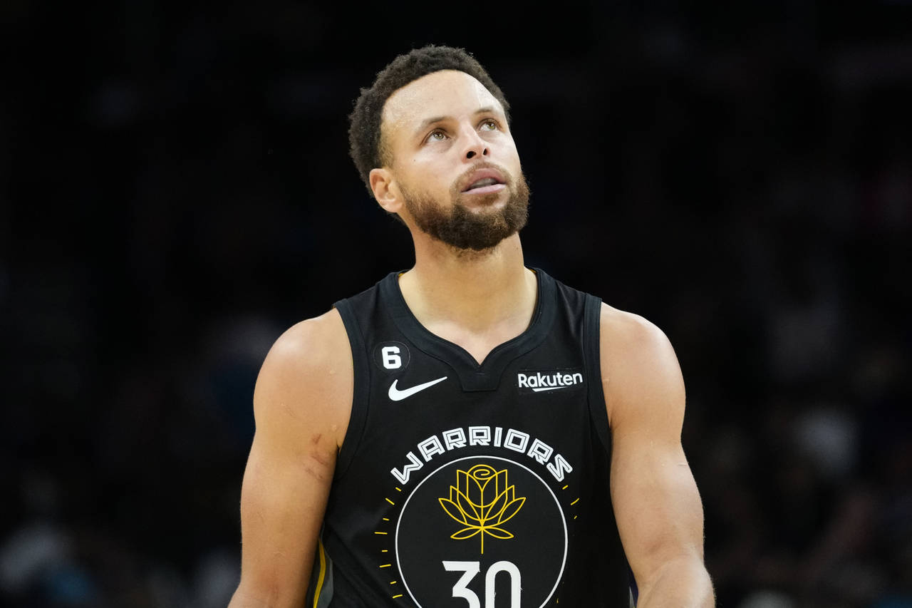 Golden State Warriors guard Stephen Curry (30) looks at the scoreboard during the second half of an...