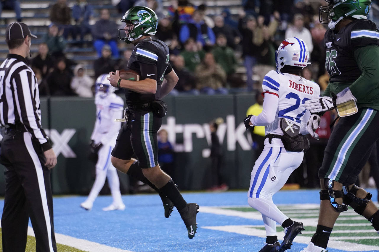 Tulane quarterback Michael Pratt (7) celebrates his touchdown carry during the first half of an NCA...