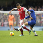 
              Arsenal's Ben White, centre left, and Chelsea's Mason Mount challenge the ball during the English Premier League soccer match between Chelsea and Arsenal at Stamford Bridge Stadium in London, Sunday, Nov. 6, 2022. (AP Photo/Kirsty Wigglesworth)
            