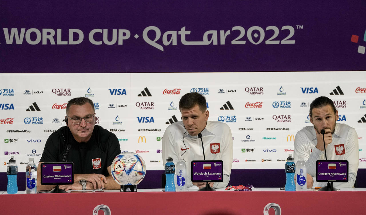 Poland's head coach Czeslaw Michniewicz, left, goalkeeper Wojciech Szczesny, center, and Grzegorz K...