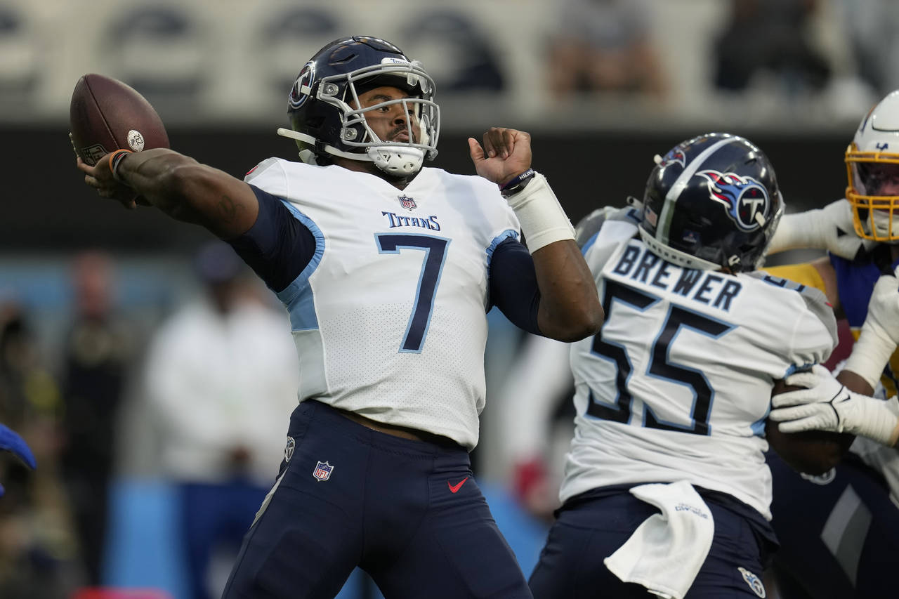Tennessee Titans quarterback Malik Willis (7) passes against the Los Angeles Chargers during the fi...