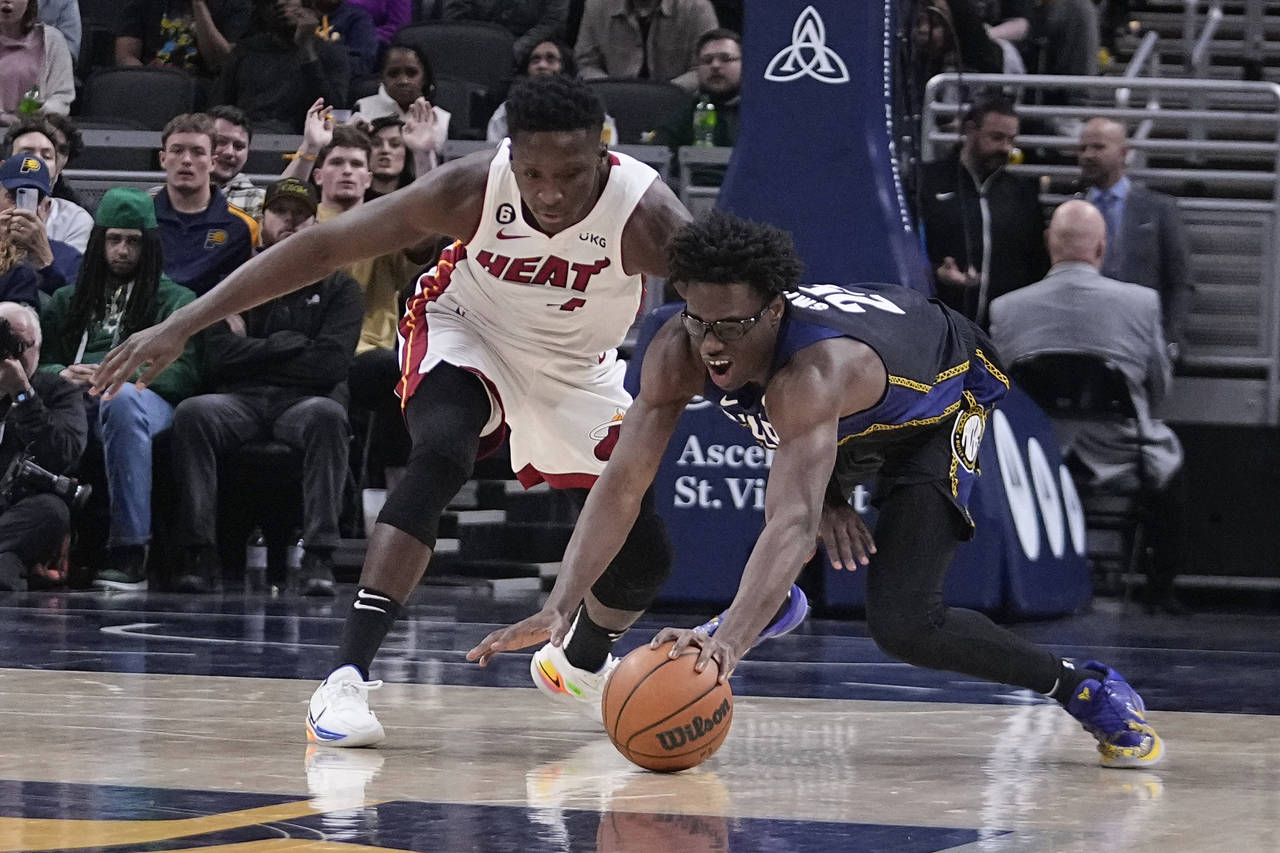 Miami Heat's Victor Oladipo (4) and Indiana Pacers' Jalen Smith (25) battle for the ball during the...