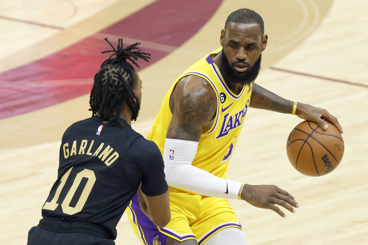 Los Angeles Lakers forward LeBron James is defended by Cleveland Cavaliers guard Darius Garland (10...