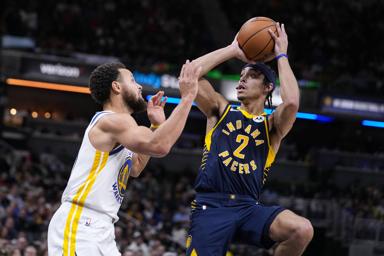Indiana Pacers guard Andrew Nembhard (2) shoots over Golden State Warriors guard Stephen Curry (30)...