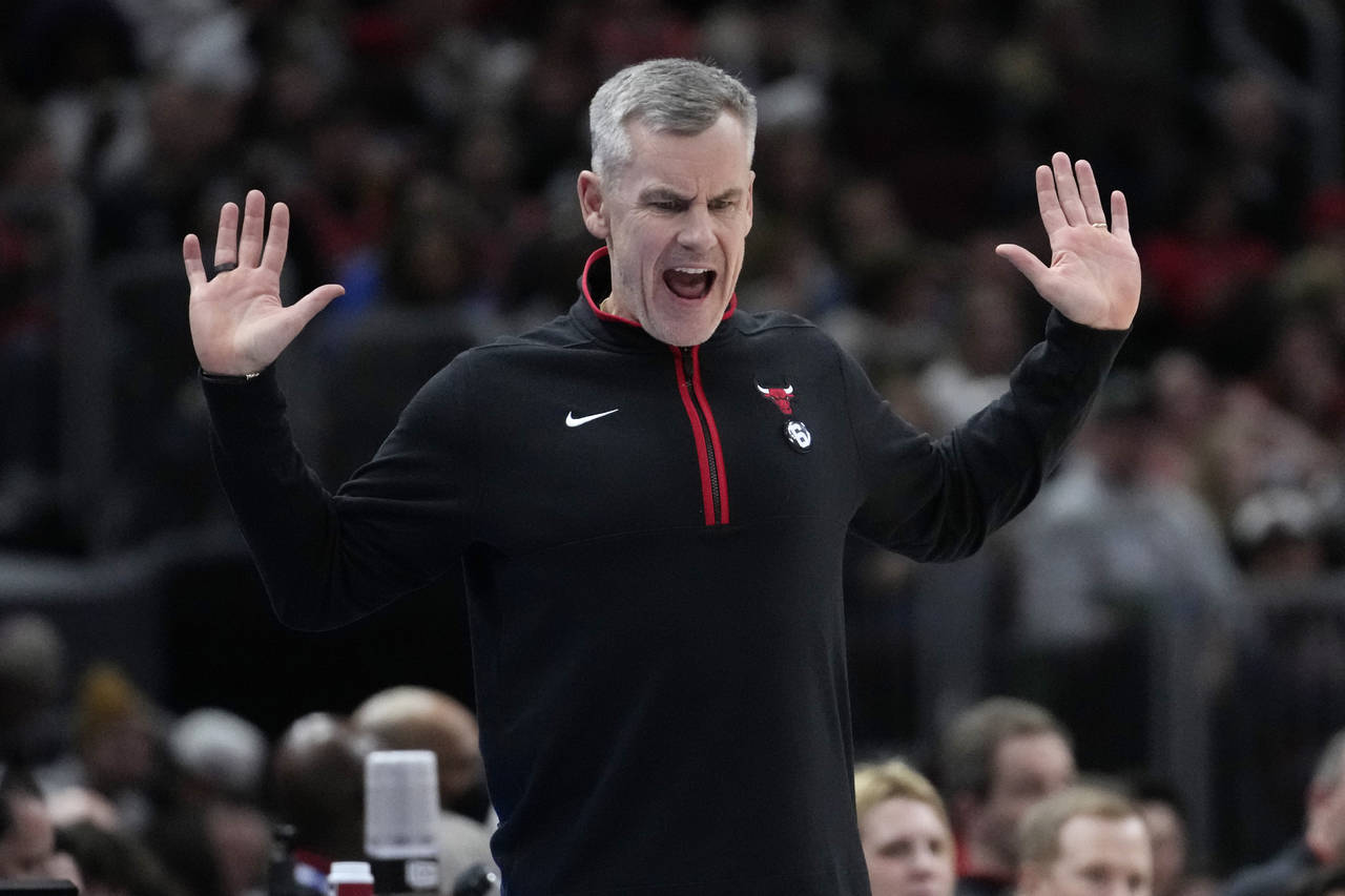 Chicago Bulls head coach Billy Donovan reacts to an official's call during the second half of an NB...