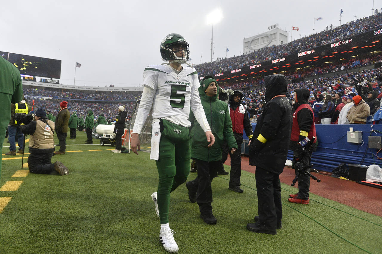 New York Jets quarterback Mike White (5) walks to the locker room during the second half of an NFL ...