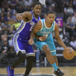 
              Charlotte Hornets guard Theo Maledon, right, is guarded by Sacramento Kings guard Davion Mitchell during the first quarter of an NBA basketball game in Sacramento, Calif., Monday, Dec. 19, 2022. (AP Photo/Randall Benton)
            