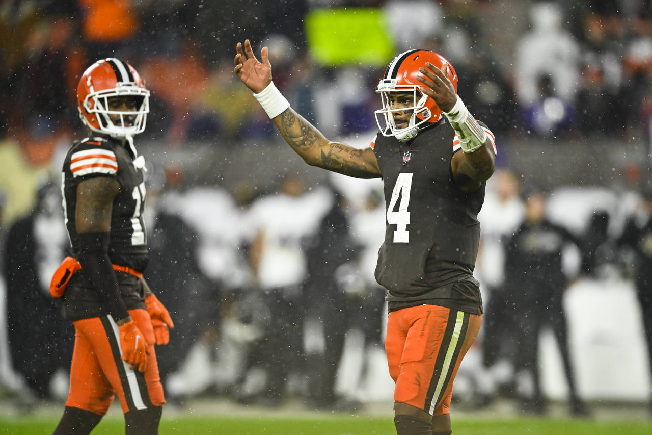Watson throws for TD, wins home debut as Browns down Ravens