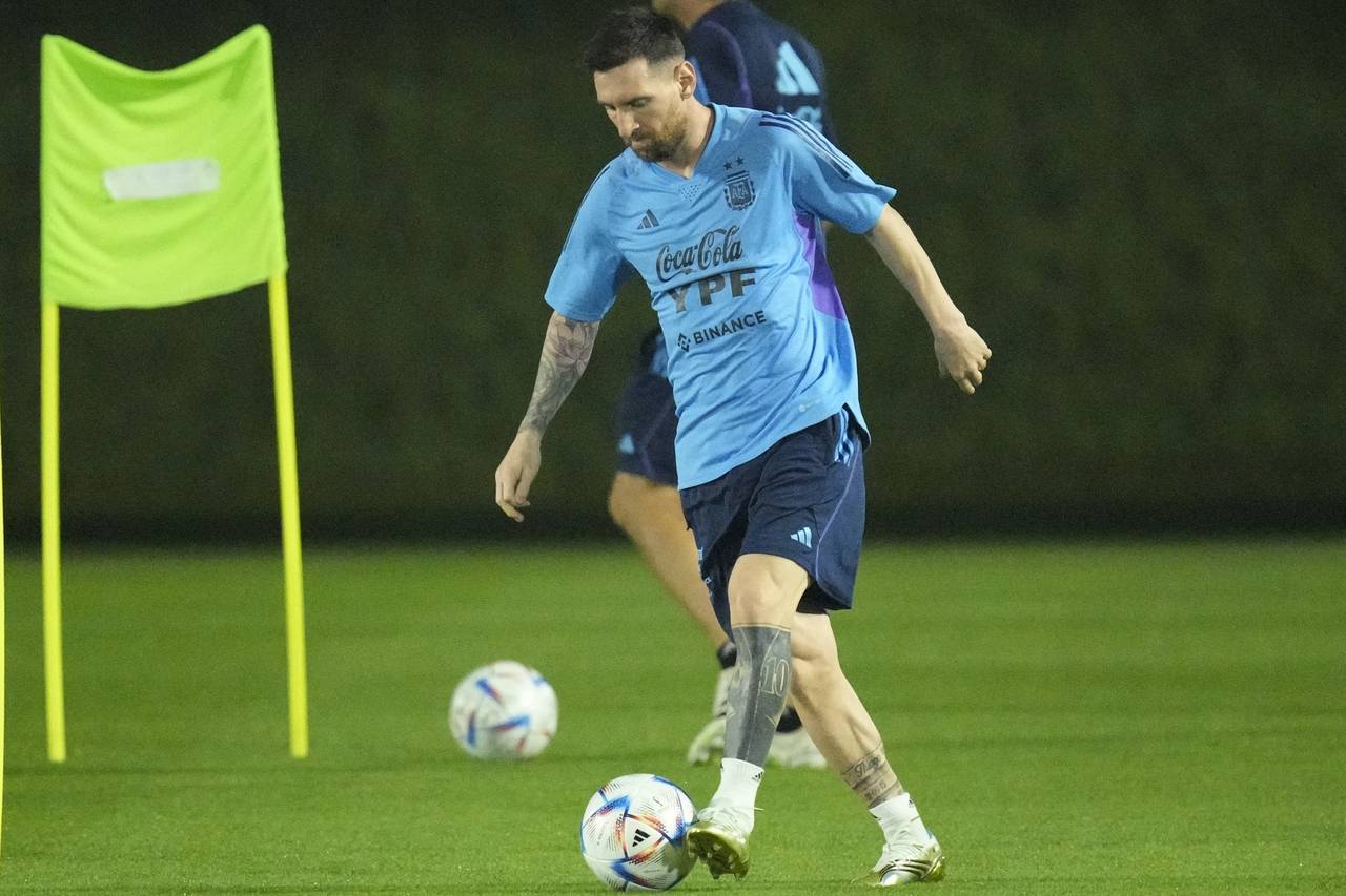 Lionel Messi lleva la pelota durante la práctica de Argentina antes del partido ante Holanda por l...