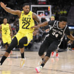 
              San Antonio Spurs' Stanley Johnson (34) tangles with Utah Jazz's Rudy Gay during the second half of an NBA basketball game, Monday, Dec. 26, 2022, in San Antonio. (AP Photo/Darren Abate)
            