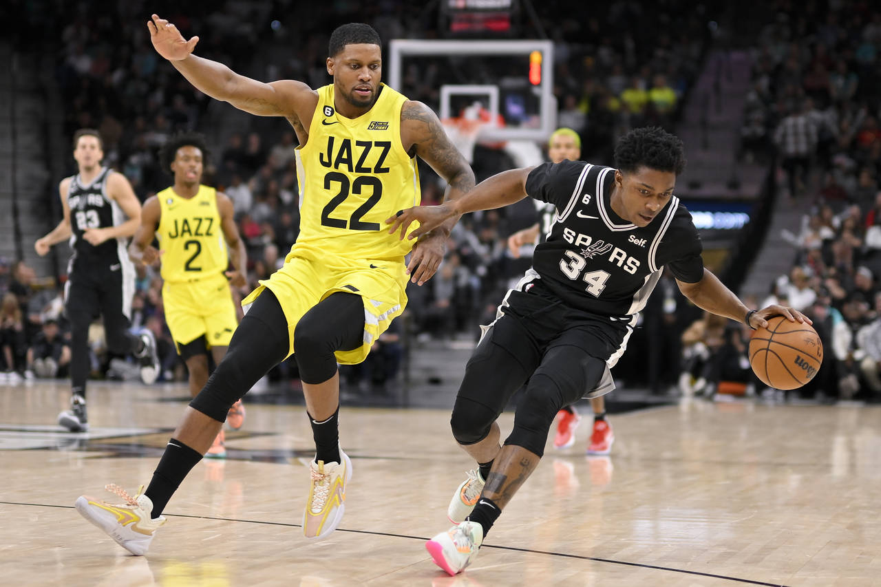 San Antonio Spurs' Stanley Johnson (34) tangles with Utah Jazz's Rudy Gay during the second half of...