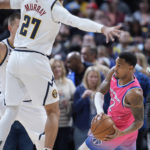 
              Washington Wizards guard Monte Morris, right, looks to pass the ball as Denver Nuggets guard Jamal Murray defends in the first half of an NBA basketball game Wednesday, Dec. 14, 2022, in Denver. (AP Photo/David Zalubowski)
            