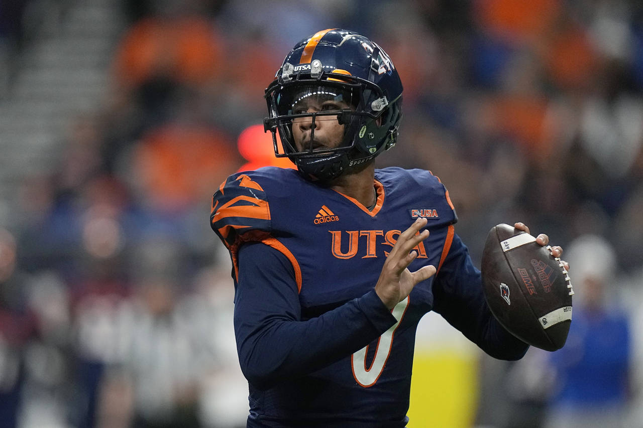 UTSA quarterback Frank Harris (0) looks to pass against North Texas during the first half of an NCA...