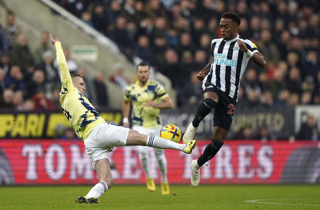 Leeds' Adam Forshaw, left, and Newcastle's Joe Willock battle for the ball during the English Premi...