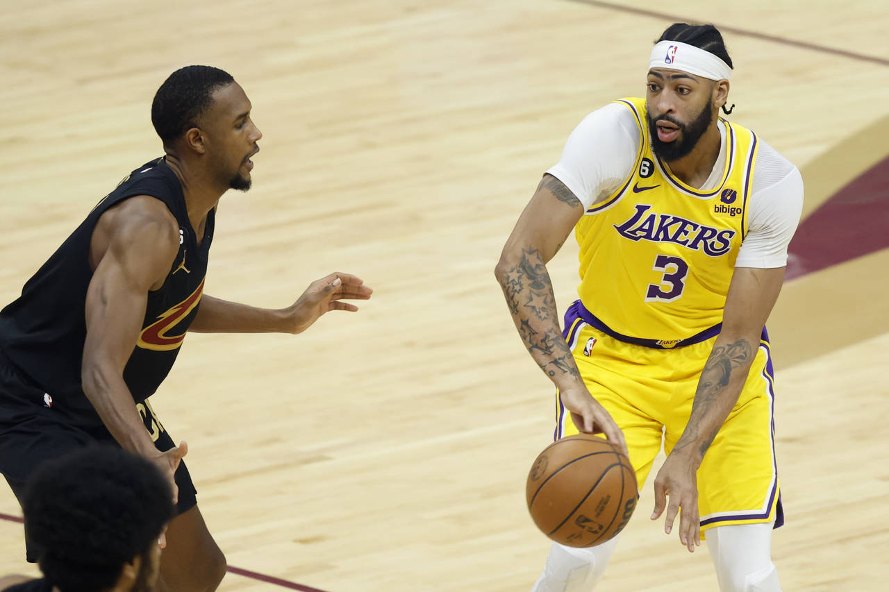 Los Angeles Lakers forward Anthony Davis (3) passes the ball past Cleveland Cavaliers forward Evan ...