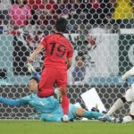 
              South Korea's goalkeeper Kim Seung-gyu makes a save shot by Portugal's Cristiano Ronaldo, right, during the World Cup group H soccer match between South Korea and Portugal, at the Education City Stadium in Al Rayyan, Qatar, Friday, Dec. 2, 2022. (AP Photo/Ariel Schalit)
            