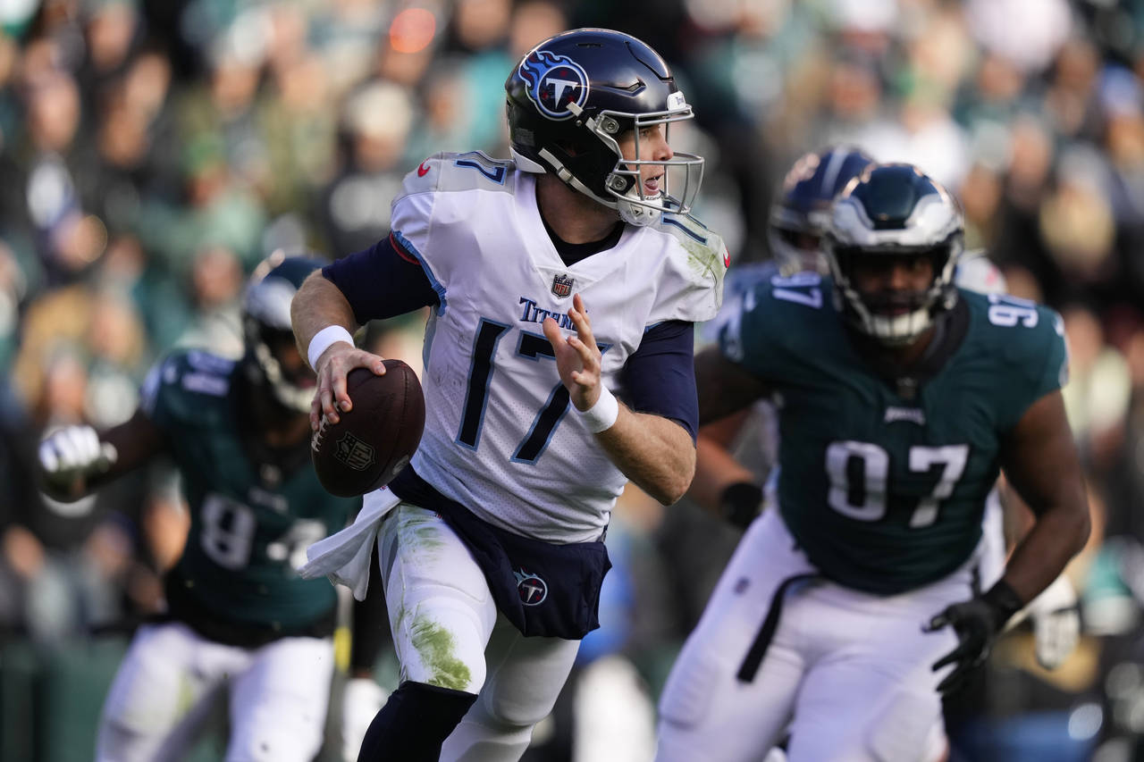 Hurts has 3 TD passes plus TD run, Eagles beat Titans 35-10