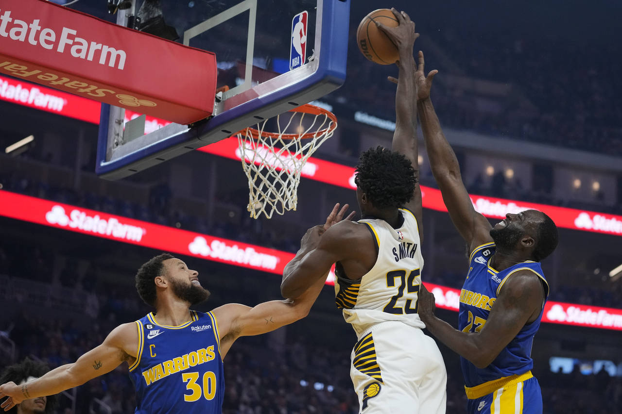 Indiana Pacers forward Jalen Smith (25) dunks against Golden State Warriors guard Stephen Curry (30...