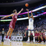 
              Villanova's Cam Whitmore, right, goes up for a shot against Oklahoma's Jacob Groves during the first half of an NCAA college basketball game, Saturday, Dec. 3, 2022, in Philadelphia. (AP Photo/Matt Slocum)
            