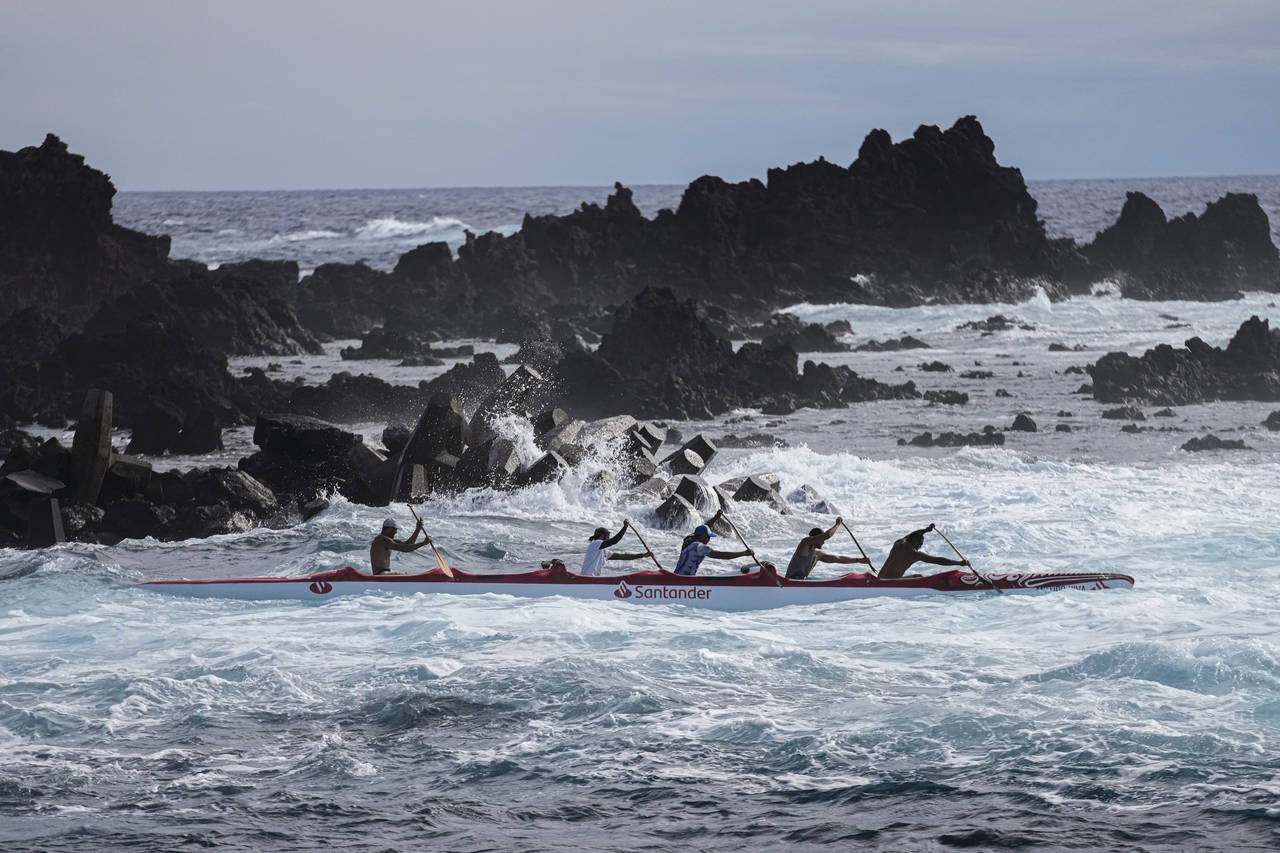 Crew members train for the Hoki Mai challenge, a voyage that covers almost 500 kilometers, or about...