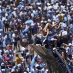 
              Soccer fans welcome home the Argentine soccer team after it won the World Cup title, in Buenos Aires, Argentina, Tuesday, Dec. 20, 2022. (AP Photo/Matilde Campodonico)
            