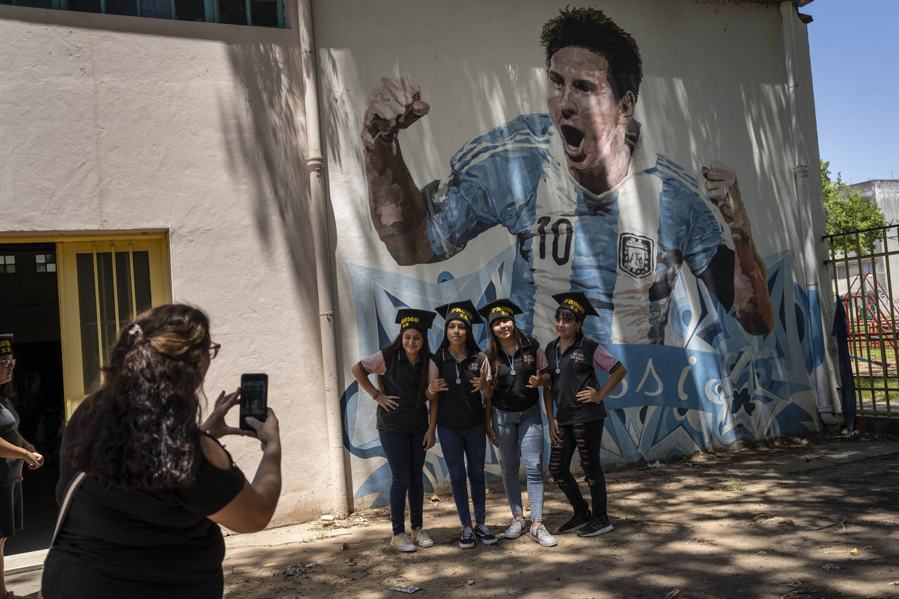 Estudiantes egresados de las escuela primaria General Las Heras, donde Lionel Messi hizo sus estudi...