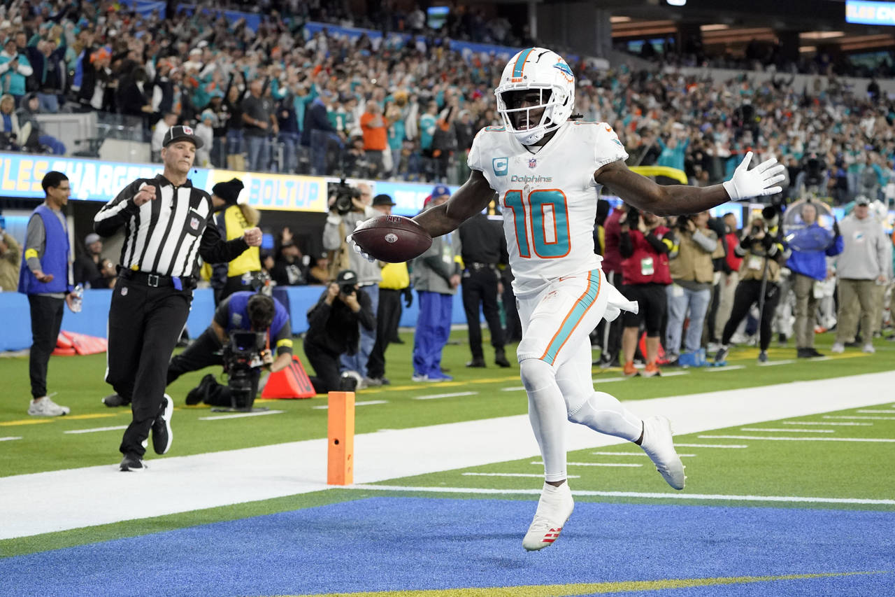 CORRECTS PHOTOGRAPHER'S BYLINE - Miami Dolphins wide receiver Tyreek Hill (10) scores a touchdown a...