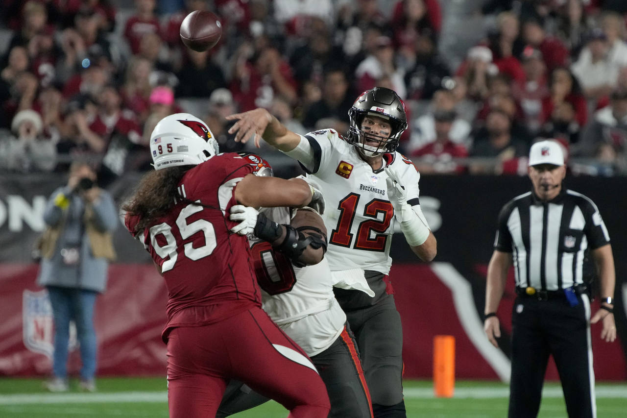 Tom Brady leads Buccaneers' win over Panthers to clinch division