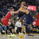 
              Golden State Warriors guard Klay Thompson, middle, moves past Chicago Bulls guard Alex Caruso (6) and forward Javonte Green (24) during the first half of an NBA basketball game in San Francisco, Friday, Dec. 2, 2022. (AP Photo/Godofredo A. Vásquez)
            