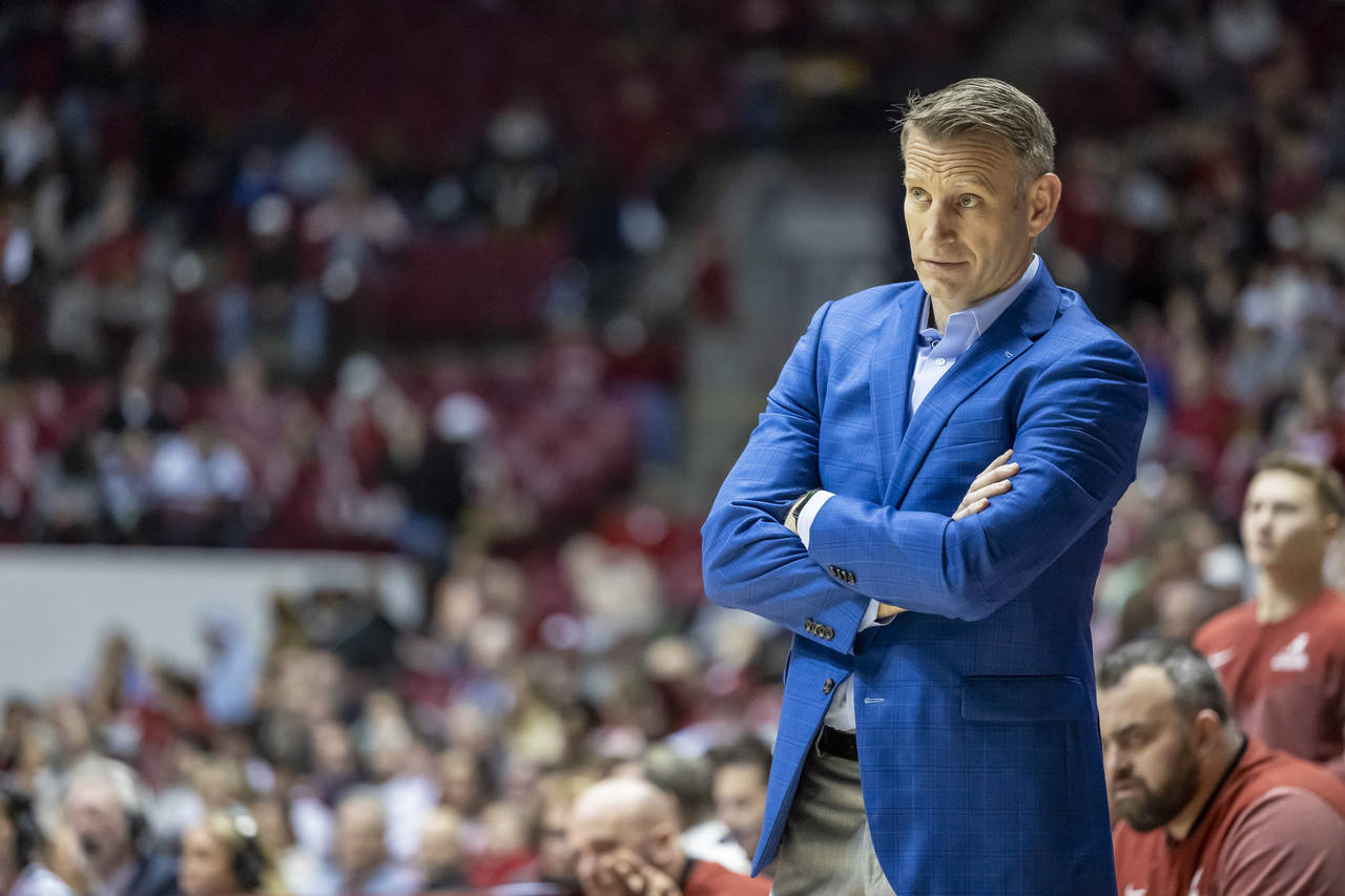 Alabama head coach Nate Oats reacts to an Alabama turnover during the second half of an NCAA colleg...