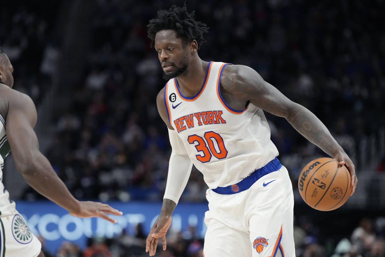 New York Knicks forward Julius Randle (30) controls the ball next to Detroit Pistons center Isaiah ...