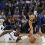 
              Memphis Grizzlies forward Xavier Tillman Sr., left, and Golden State Warriors guard Stephen Curry compete for possession of the ball during the first half of an NBA basketball game in San Francisco, Wednesday, Jan. 25, 2023. (AP Photo/Godofredo A. Vásquez)
            
