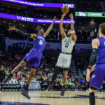 
              El alero de los Celtics de Boston Jayson Tatum lanza el balón sobre el alero de los Hornets de Charlotte Jalen McDaniels en el encuentro del sábado 14 de enero del 2023. (AP Foto/Scott Kinser)
            
