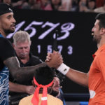 
              El australiano Nick Kyrgios y el serbio Novak Djokovic se saludan tras un duelo de exhibición en la Arena Rod Laver en Melbourne, Australia el viernes 13 de enero del 2023. (AP Foto/Mark Baker)
            