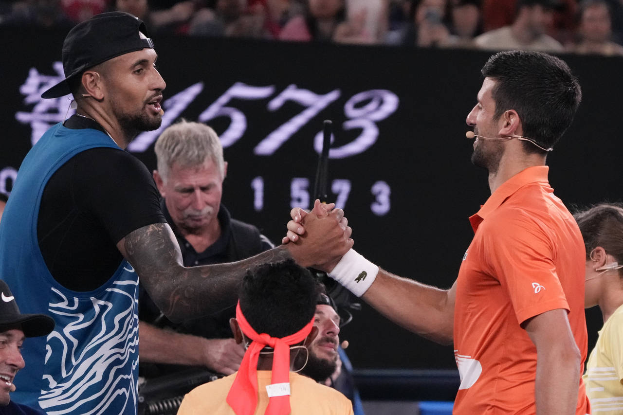 El australiano Nick Kyrgios y el serbio Novak Djokovic se saludan tras un duelo de exhibición en l...
