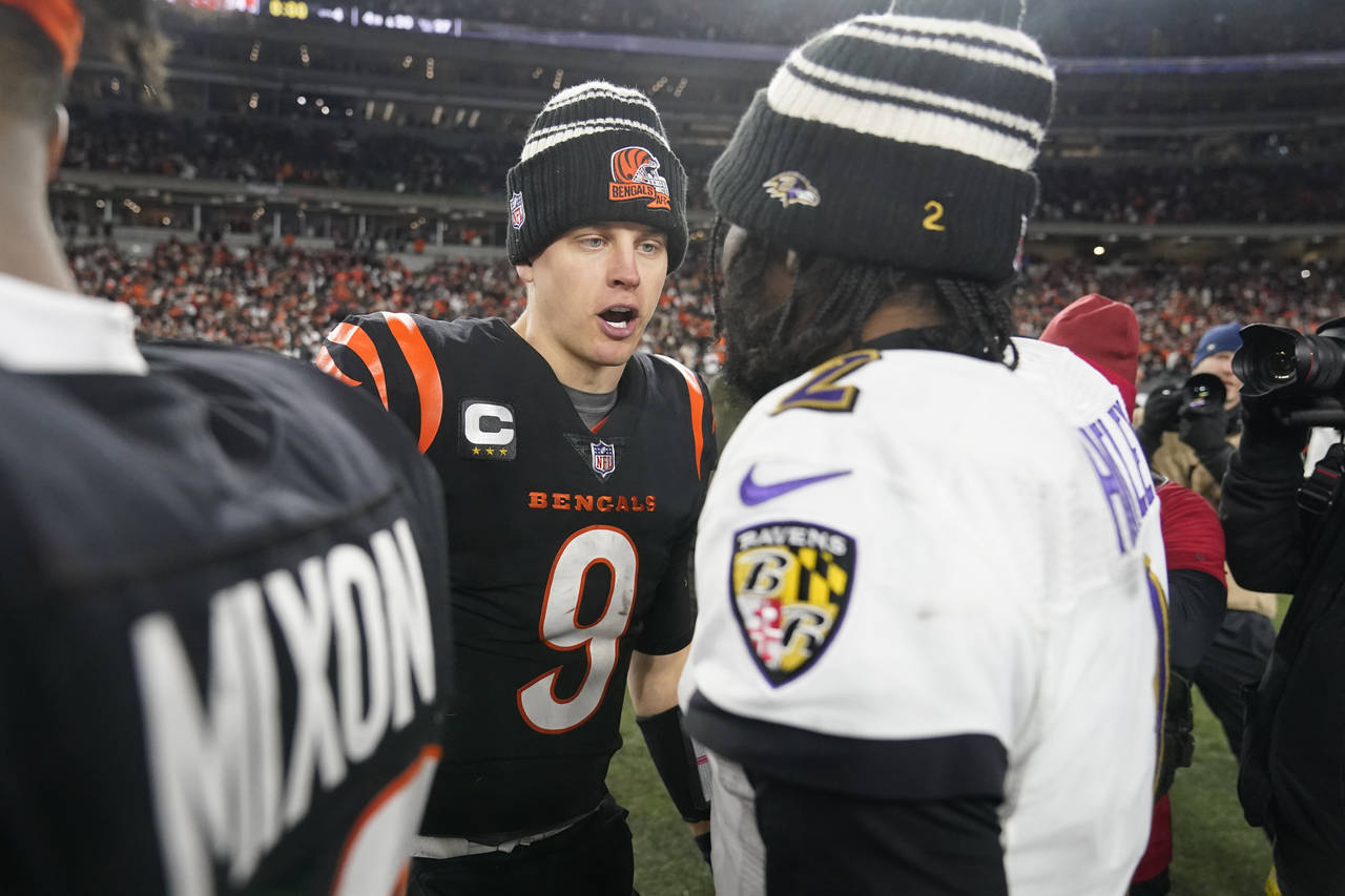 Cincinnati Bengals quarterback Joe Burrow (9) and Baltimore Ravens quarterback Tyler Huntley talk f...