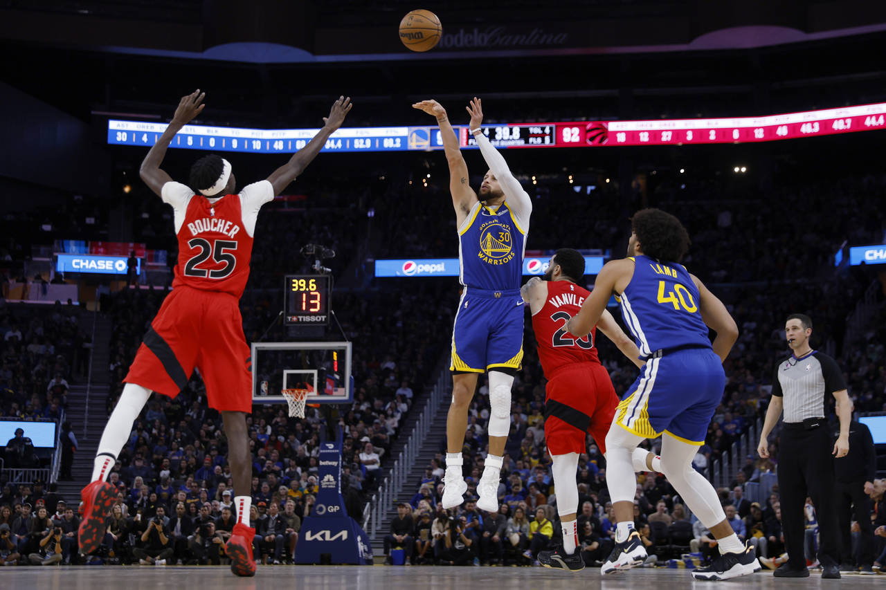 Golden State Warriors guard Stephen Curry (30) shoots against Toronto Raptors forward Chris Boucher...