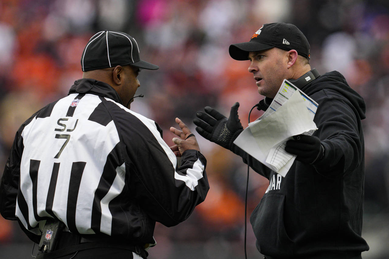 Cincinnati Bengals head coach Zac Taylor questions NFL side judge Keith Washington in the second ha...