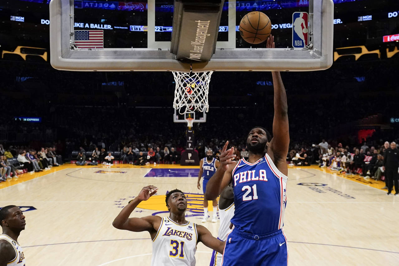 Philadelphia 76ers center Joel Embiid (21) shoots against Los Angeles Lakers center Thomas Bryant (...