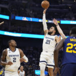 
              Memphis Grizzlies guard Tyus Jones (21) shoots against the Golden State Warriors during the first half of an NBA basketball game in San Francisco, Wednesday, Jan. 25, 2023. (AP Photo/Godofredo A. Vásquez)
            