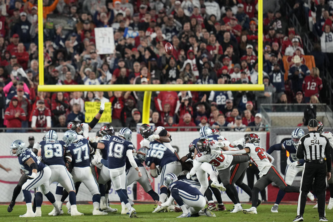 Dallas Cowboys place kicker Brett Maher (19) misses a fourth extra point against the Tampa Bay Bucc...