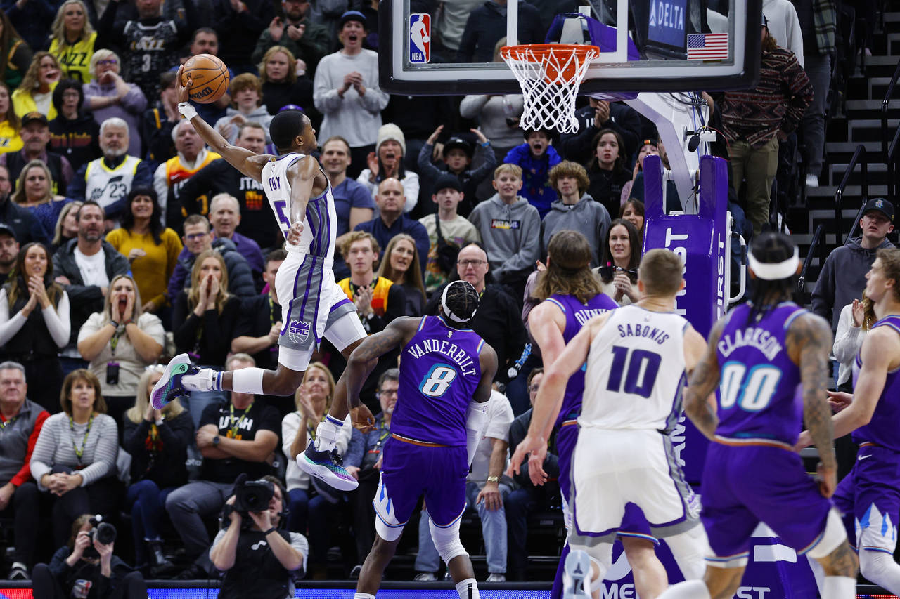 Sacramento Kings guard De'Aaron Fox (5) dunks against Utah Jazz forward Jarred Vanderbilt (8) durin...