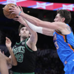 
              =t[bc40n= and Oklahoma City Thunder center Mike Muscala, right, reach for the ball in the first half of an NBA basketball game Tuesday, Jan. 3, 2023, in Oklahoma City. (AP Photo/Sue Ogrocki)
            