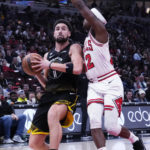 
              Golden State Warriors guard Klay Thompson, left, drives to the basket as Chicago Bulls guard Ayo Dosunmu defends during the first half of an NBA basketball game in Chicago, Sunday, Jan. 15, 2023. (AP Photo/Nam Y. Huh)
            
