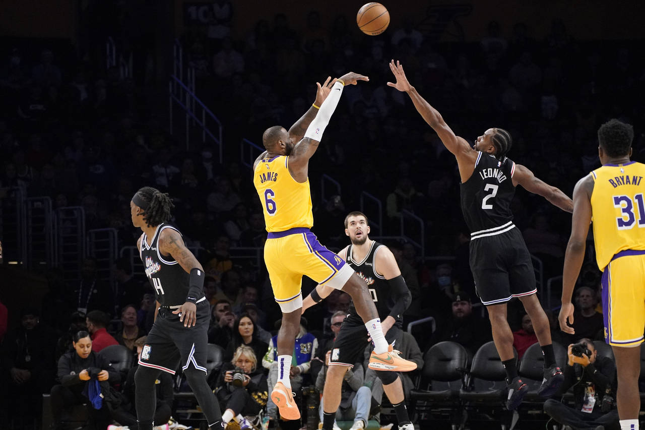 Los Angeles Lakers forward LeBron James (6) shoots as Los Angeles Clippers forward Kawhi Leonard (2...