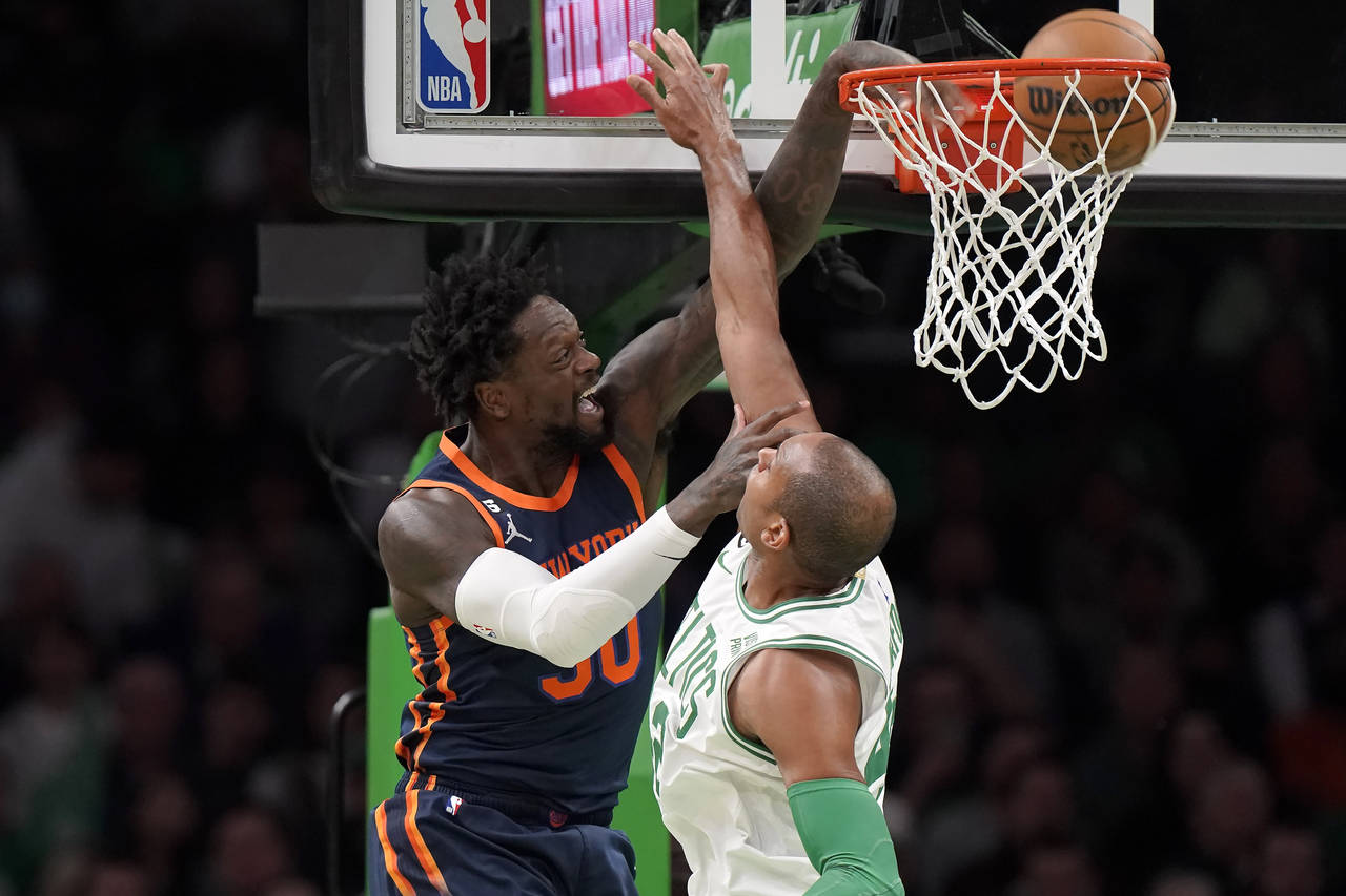 New York Knicks forward Julius Randle (30) drives to the basket to score as Boston Celtics center A...