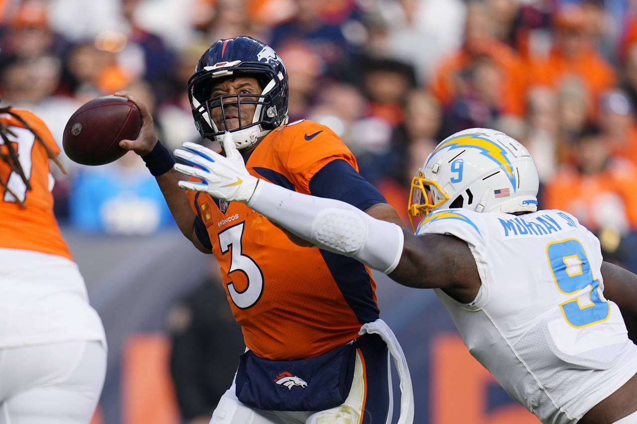 Denver Broncos quarterback Russell Wilson (3) is pressured by Los Angeles Chargers linebacker Kenne...